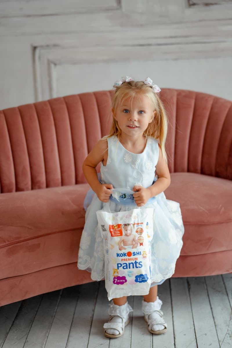Child holding a Kokoshi bag